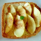 リンゴのココナッツオイルソテーのせシナモントースト